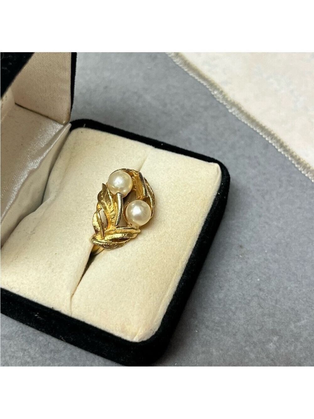 Vintage VTG Avon costume jewelry Elegant Gold tone and Pearl Leaf Ring size 7
